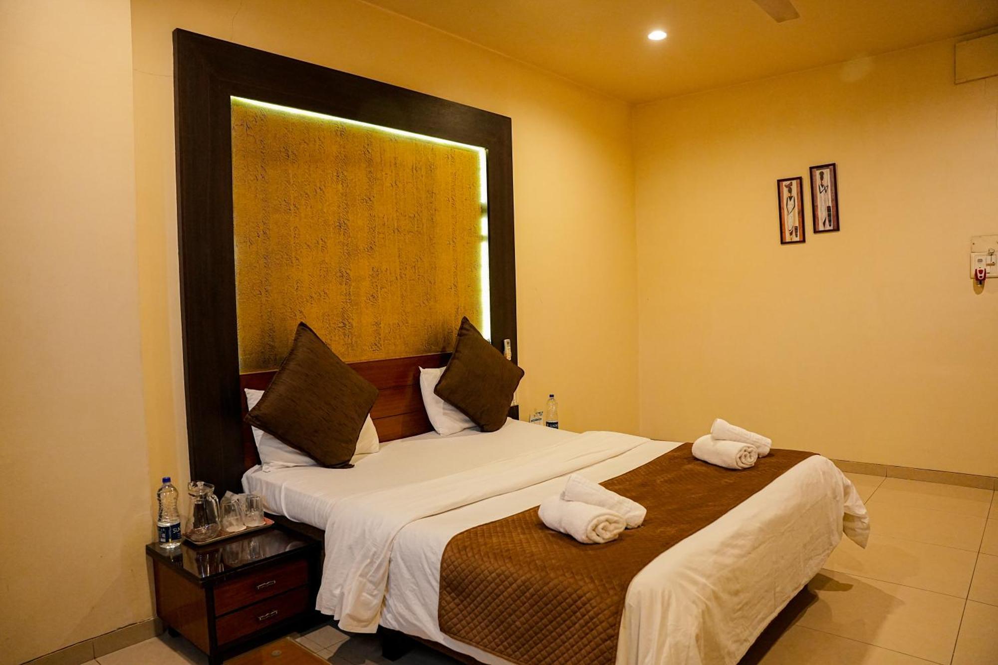 Hotel Viva Inn Yerandwane Extérieur photo