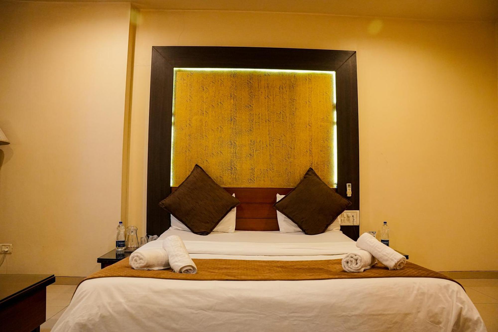 Hotel Viva Inn Yerandwane Extérieur photo