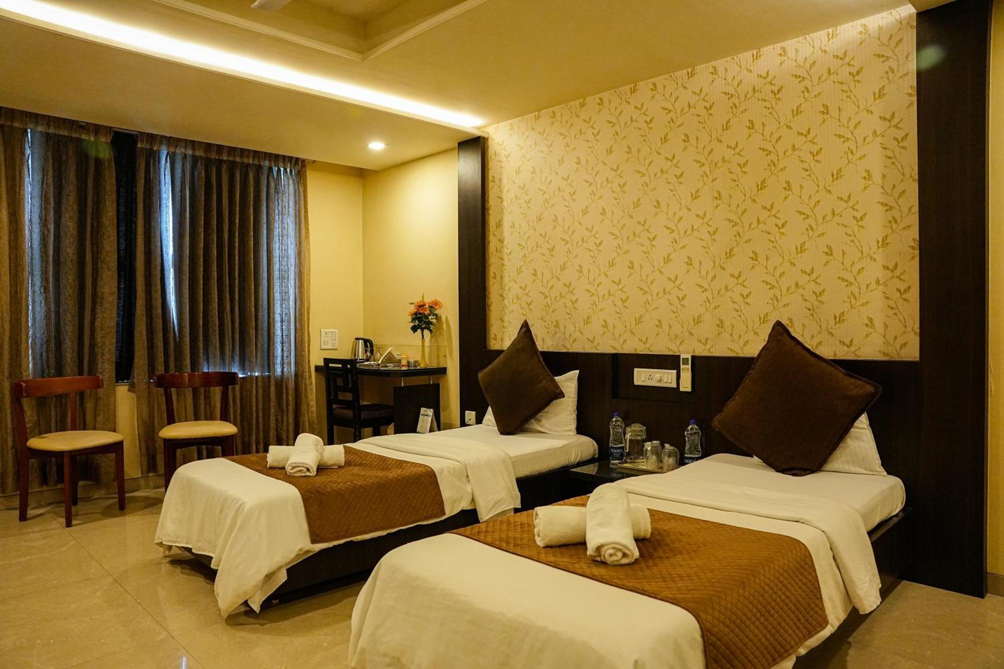 Hotel Viva Inn Yerandwane Extérieur photo