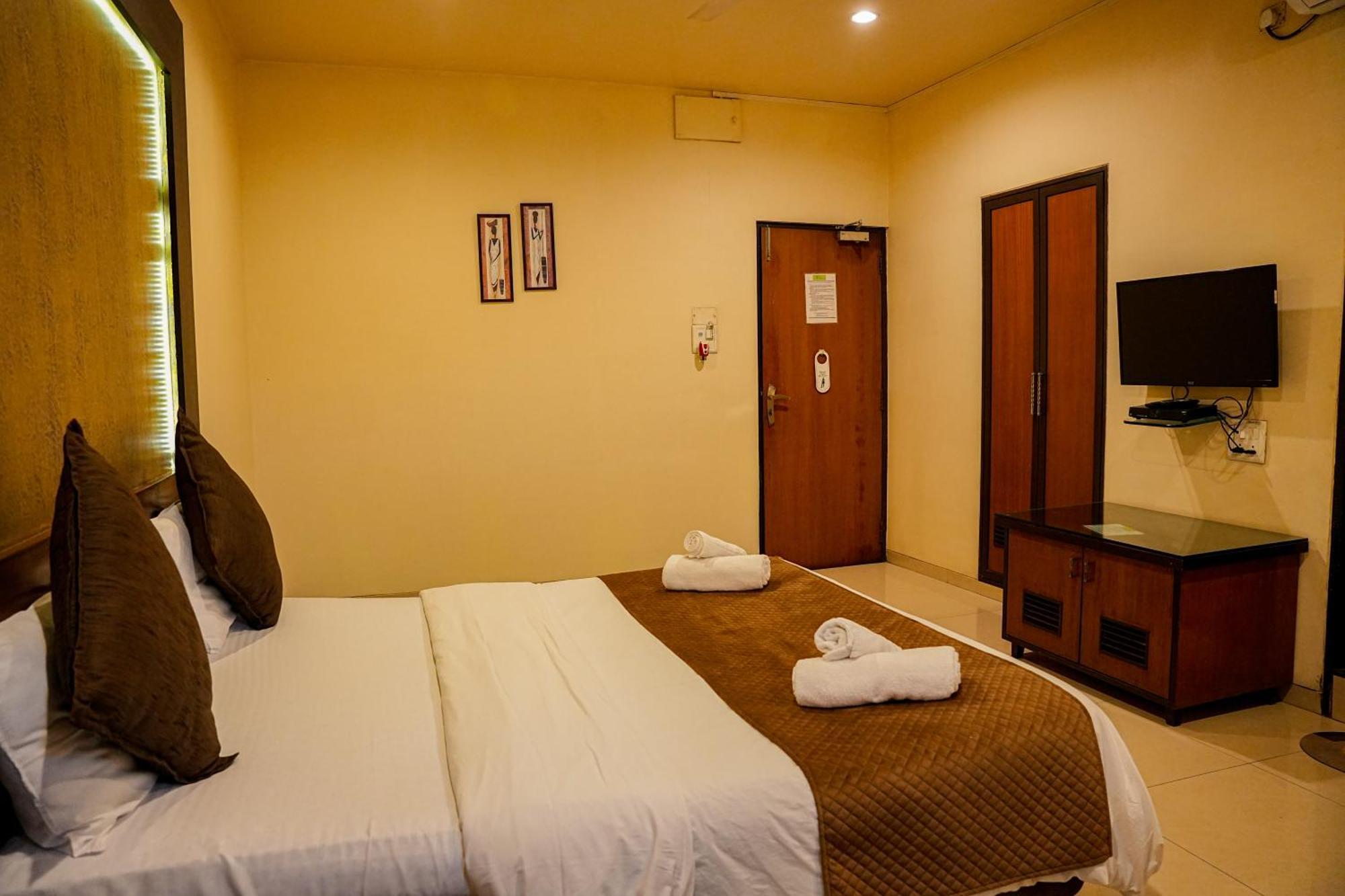 Hotel Viva Inn Yerandwane Extérieur photo