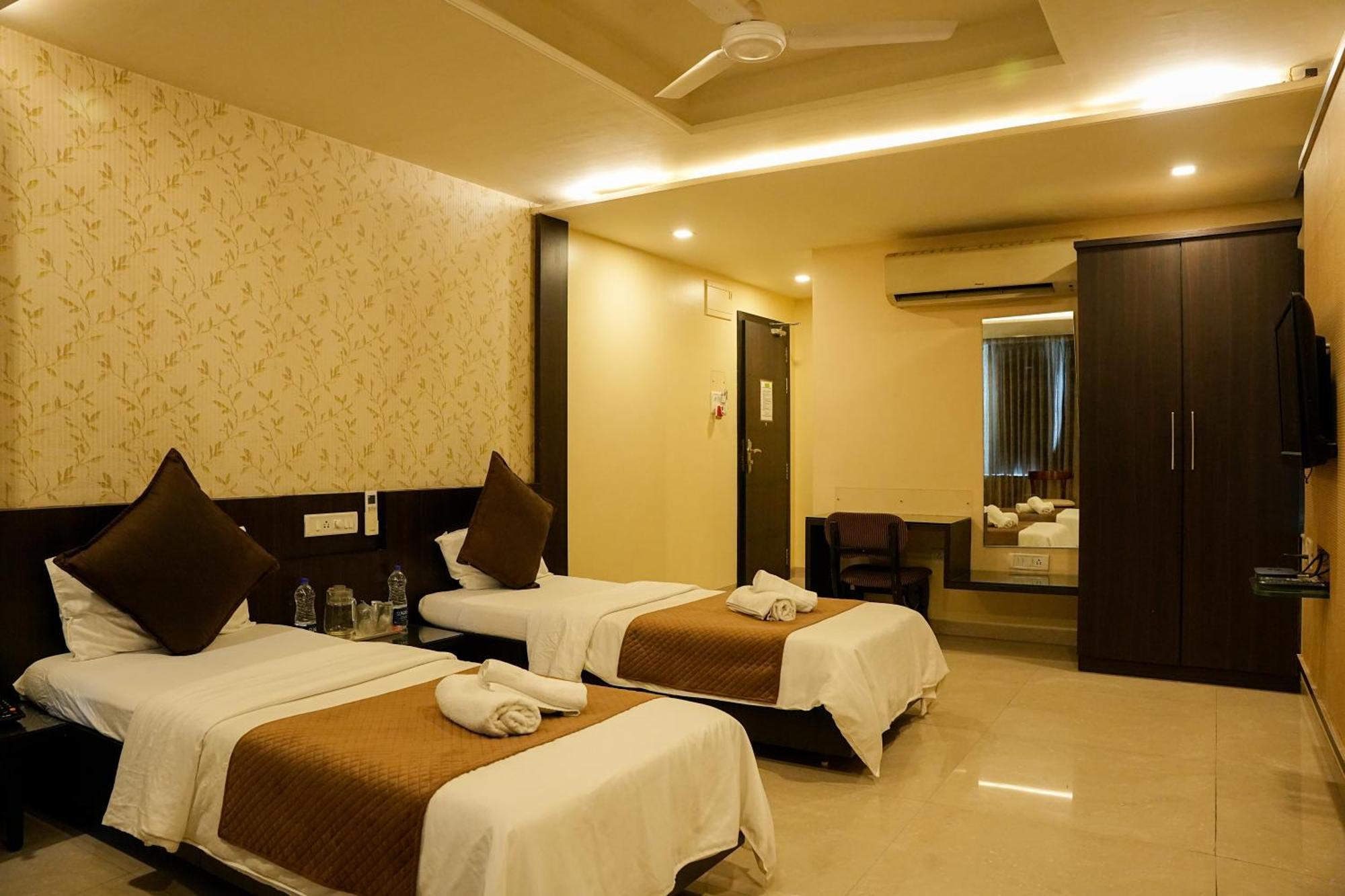 Hotel Viva Inn Yerandwane Extérieur photo