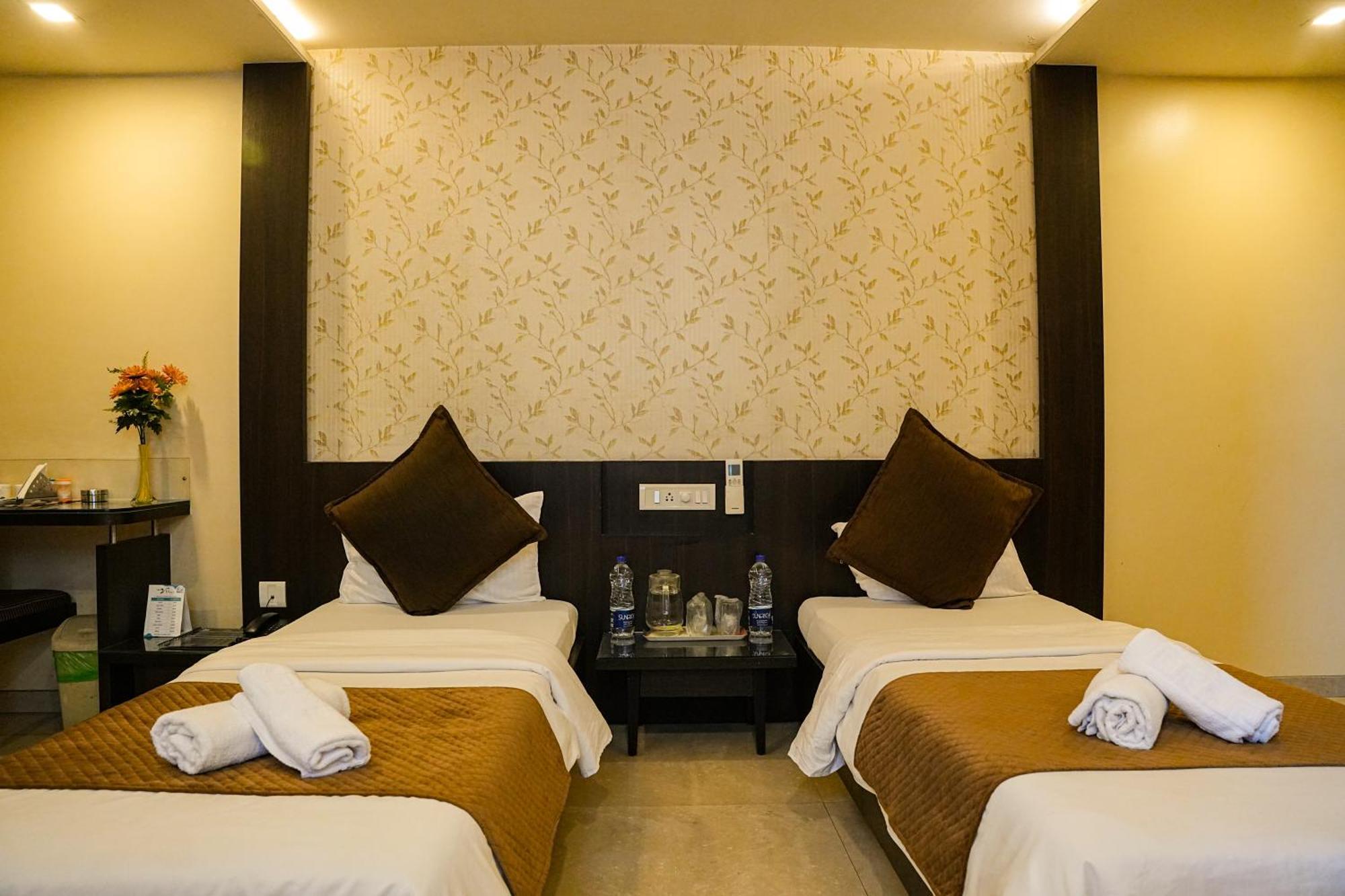 Hotel Viva Inn Yerandwane Extérieur photo